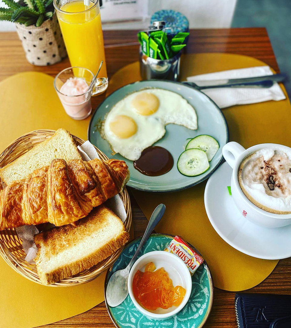 croissant oeuf café late pain de mie thé